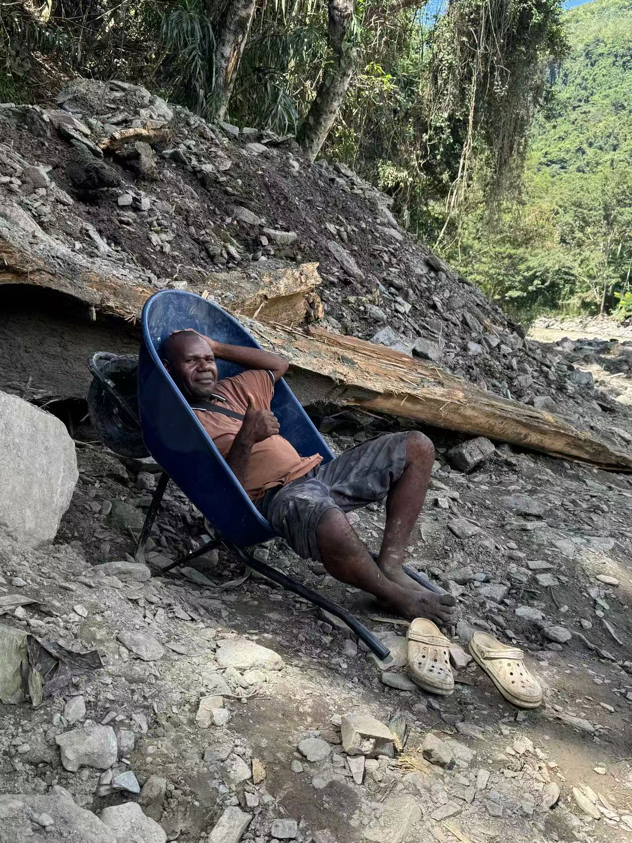 Jessy resting during work in the Bulolo mining district